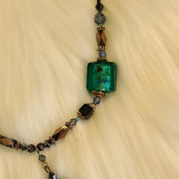 Elegant Green Beaded Necklace - Picture 3 of 4